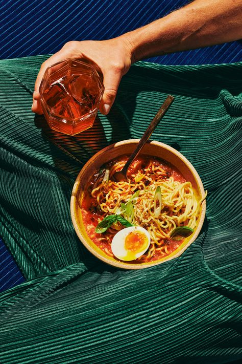 Best cold noodle recipe for summer Funny Food Photography, Catering Photoshoot, Flash Food Photography, Fun Food Photography, Ramen Photography, Chilli Noodles, Cold Noodles Recipes, Photograph Idea, Sushi Express