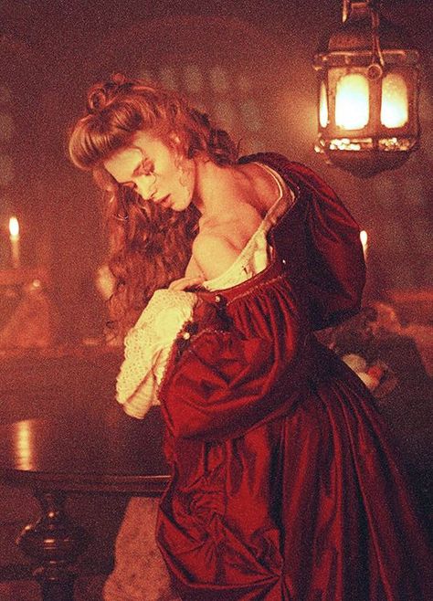 Keira Knightley in ‘Pirates of the Caribbean: The Curse of the Black Pearl’ (2003). Temptress Aesthetic, Elisabeth Swan, 3 People Costumes, Curse Of The Black Pearl, Kiera Knightly, جوني ديب, Kaptan Jack Sparrow, Elizabeth Swann, Pirates Life