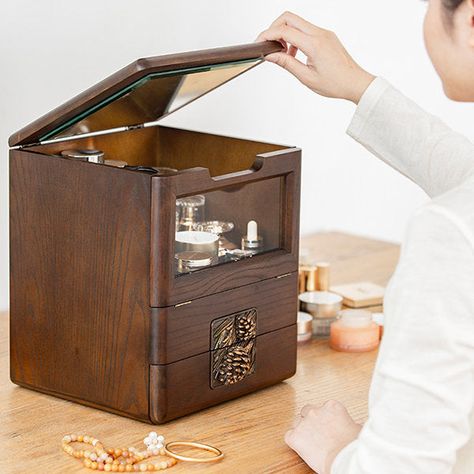 🌿 Vintage Wooden Jewelry & Cosmetics Storage Box with Mirror 🌿 Elevate your vanity with this beautifully crafted wooden storage box! Organize your jewelry and cosmetics in style, complete with a mirror for convenience. A timeless piece at $219.99. ✨🌸 #VintageElegance #JewelryStorage #TimelessBeauty #OrganizeInStyle Bay Window Dressing Table, Window Dressing Table, Jewelry Interior Design, Wood Makeup Table, Bay Window Dressing, Glamorous Furniture, Jewelry Organizers, Window Dressing, Wooden Storage Boxes