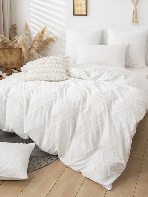 White Tufted Duvet Cover, Fluffy White Bedding Aesthetic, Bed Cover White, White Bed Duvet, White Double Bedding, Aesthetic White Comforter, Aesthetic Bedding Set White, White Aesthetic Bedding, White Room Aesthetic Bedrooms