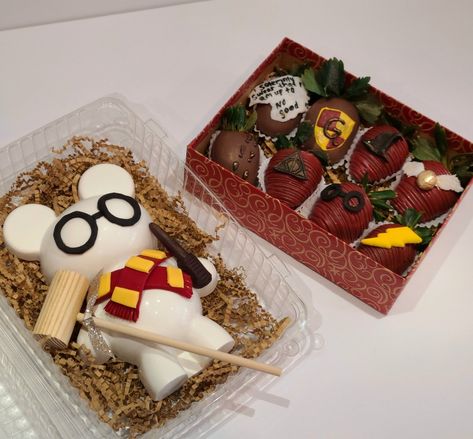 Harry Potter Chocolate Strawberries Gryffindor Harry Potter Strawberries, Harry Potter Chocolate Strawberries, Harry Potter Chocolate, Smash Heart, Strawberries Bouquet, Chocolate Covered Desserts, Festive Baking, Cake Pop Designs, Chocolate Covered Strawberries Bouquet