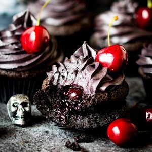 These halloween black cupcakes with cherry filling make a scrumptiously spooktacular dessert! Great for your homemade Halloween treats! Halloween Cupcake Ideas, Elegant Halloween Party, Homemade Halloween Treats, Black Cupcakes, Postres Halloween, Fun Halloween Treats, Boozy Brunch, Halloween Party Dinner, Cherry Filling