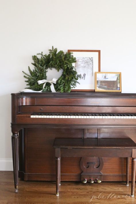 Christmas Decor Piano, Piano Christmas Decor, Piano Living Rooms, Easy Winter Decorations, Vintage White Christmas, Piano Ideas, Piano Decor, Cozy Winter Decor, Christmas Piano