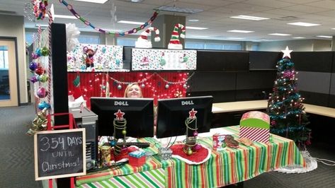 Most Beautiful Office Decoration Ideas for Christmas - The Architecture Designs Decoration Ideas For Christmas, Christmas Table Decor Ideas, Christmas Cubicle, Christmas Cubicle Decorations, Halloween Office Party, Table For Christmas, Office Halloween Decorations, Halloween Office, Office Party Decorations