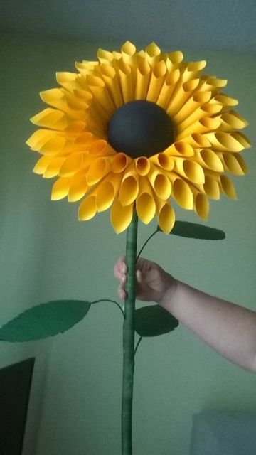 Fáciles y únicos modelos de flores de cartulina decorativas Sunflower Paper Flowers, Giant Paper Flowers Diy, Rustic Wood Box, Paper Sunflowers, Paper Flower Crafts, Giant Paper Flowers, Sunflower Decor, Paper Flower Tutorial, Flower Template