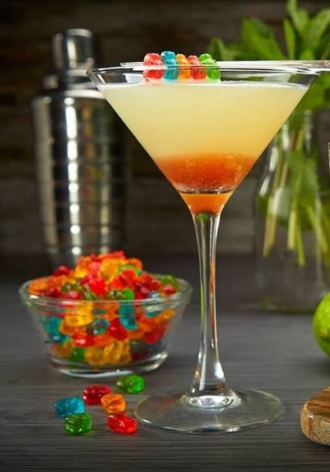 Gummy Bear Martini Gummy Bear Cocktail Recipe, Gummy Bear Martini, Gummy Bear Drink, Fruity Rum Drinks, Chocolate Gummy Bears, Drinks Alcohol Recipes Party, Layered Cocktails, 29 Birthday, Amazing Cocktails