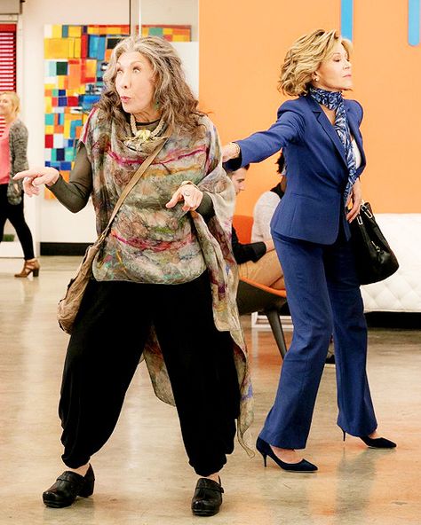 Grace And Frankie Grace And Frankie Frankie Outfits, Grace Outfits From Grace And Frankie, Frankie And Grace Clothes, Grace And Frankie Aesthetic, Frankie From Grace And Frankie, Grace And Frankie Wardrobe, Frankie Clothing, Lilly Tomlin, Wardrobe Images