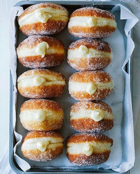 Vanilla Cream Filled Doughnuts Overnight Brioche, Brioche Dough, Kue Macaroon, Homemade Donuts Recipe, Homemade Doughnuts, Pembuat Roti, Donut Recipe, Homemade Donuts, Doughnut Recipe