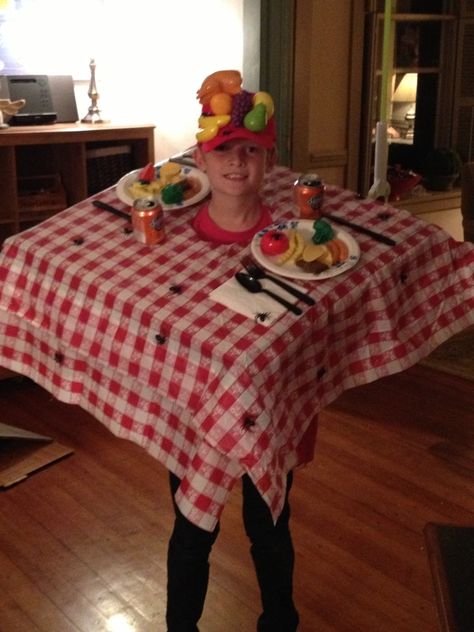 Picnic table costume! Pasta Costume, Picnic Costume, Fall Nature Crafts, Witches Costume, Fall Outdoor Activities, Best Friend Costumes, Disney Costumes Diy, Costumes For Work, Chef Costume