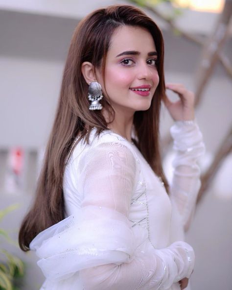 Sumbal Iqbal, Curly Hair Designs, Cute White Dress, Stylish Dp, Girls White Dress, Pakistan Fashion, Free Tips, Famous Models, Pakistani Dress Design