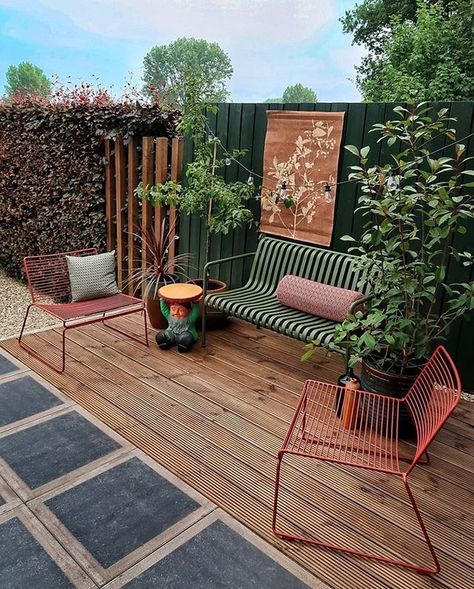 Outdoor Furniture Small Patio, Colourful Outdoor Area, Urban Patio, Garden Nook, Small Courtyard Gardens, Diy Home Decor Ideas, Backyard Inspiration, City Garden, Deck Garden