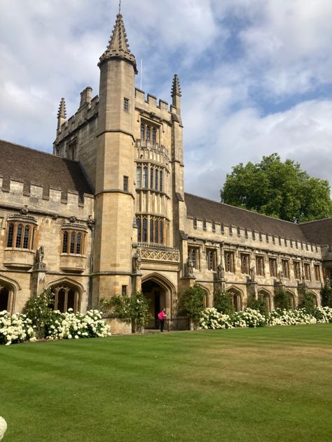 Fancy School Exterior, England University Aesthetic, Oxford University Students Life, Oxford University Library Aesthetic, Oxford University Aesthetic Motivation, Cambridge University Dark Academia, My Goal In Life, College Life Hacks, Oxford England