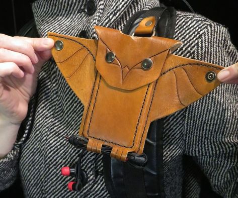 Leather Owl, Sewing Tutorials Bags, Leather Pouches, Leather Glue, Beginner Crochet Tutorial, Leather Dye, Phone Holster, Diy Purse, Leather Art