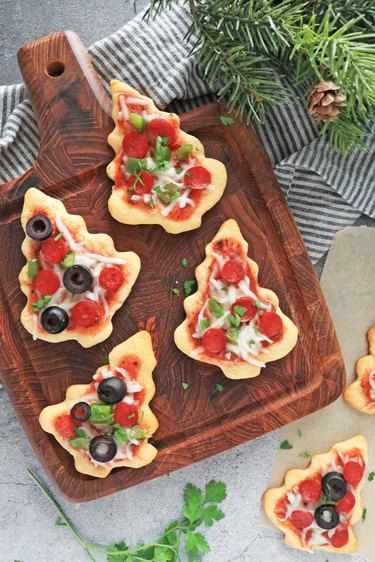 How to Make Mini Christmas Tree Pizzas | eHow Mini Christmas Tree Pizzas, Christmas Pizza Tree, Mini Christmas Crafts, Christmas Pizza Party, Christmas Pizza Ideas, Christmas Tapas, Christmas Tree Pizza, New Year Menu, Christmas Pizza