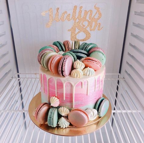 Macaroon Cake Decoration, Macaroons Cake Decoration, Cake With Macarons On Top, Macaroon Birthday Cake, Macaroon Cakes, Birthday Cake Macarons, Macaron Cakes, Cake With Macarons, Bright Cakes