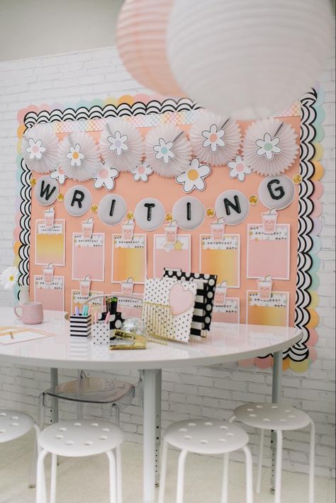 Classroom Inspiration Decor, Classrooms Aesthetic, Pink Classroom Aesthetic, Pink Classroom Ideas, Aesthetic Classroom Ideas, Aesthetic Teacher Classroom, Y2k Classroom, Decorated Classrooms, Pink Classroom Theme