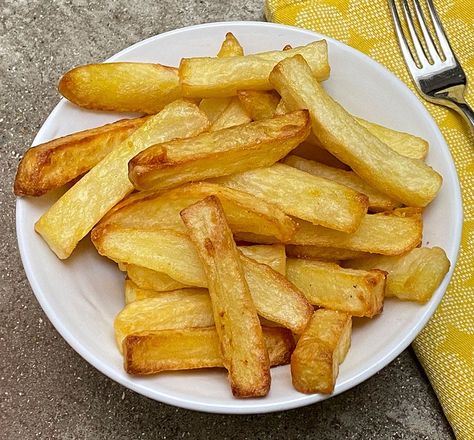 Air fryer recipes - BBC Good Food Air Fryer Chips, Making Roast Potatoes, Chunky Chips, Potato Chip Recipes, Fried Chips, Crispy Chips, Ways To Cook Chicken, Smart Oven, Airfryer Recipes