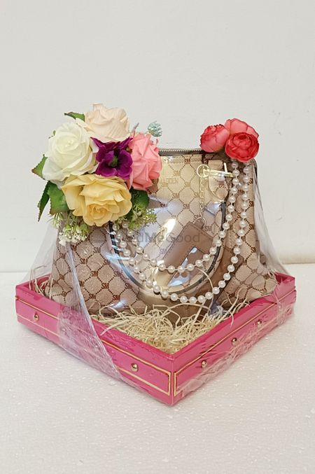 Saree Packing, Packing Idea, Wedding Gift Hampers, Indian Wedding Gifts, Wedding Gift Items, Indian Wedding Favors, Diy Floral Decor, Trousseau Packing, Wedding Gift Pack