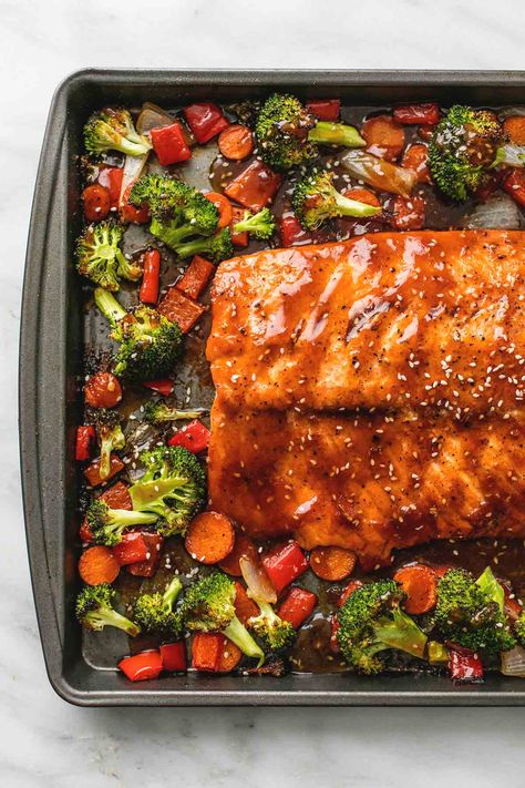 Easy and healthy one pan baked teriyaki salmon and vegetables is a quick 30 minute meal with hearty vegetables and a tasty homemade teriyaki sauce. Salmon And Vegetables, Baked Teriyaki Salmon, Salmon Teriyaki Recipe, Salmon Vegetables, Easy Sheet Pan Dinners, Sheet Pan Dinners Recipes, Diner Recept, Teriyaki Salmon, Baked Salmon Recipes