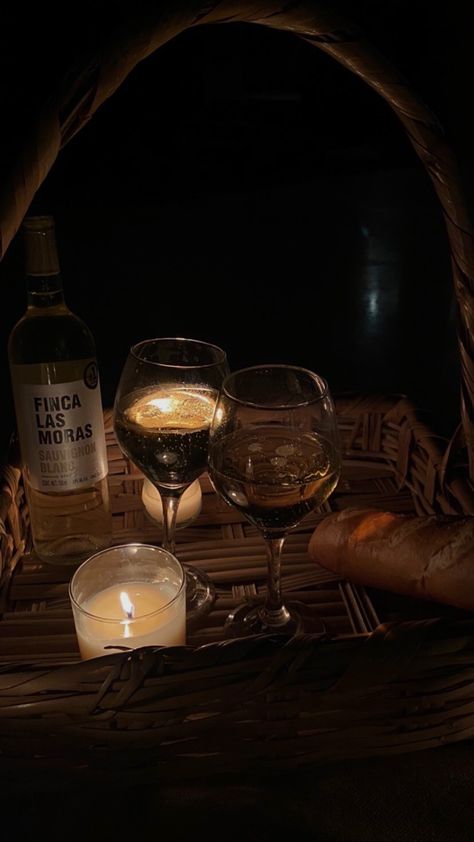 Midnight Picnic Aesthetic, Late Night Picnic Aesthetic, Picnic At Night Aesthetic, Picnic Night Aesthetic, White Wine Aesthetic Night, Natural Wine Aesthetic, Cute Picnic Date Ideas Romantic, Wine Date Aesthetic, Night Picnic Aesthetic