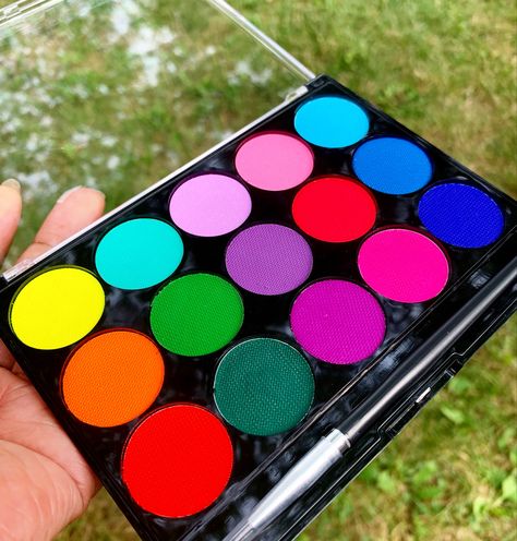 This 15 color palette has neon and matte colors combined. Water Activated Eyeliner, Eyeliner Palette, Shimmer Lip Gloss, Makeup Nails Designs, Matte Colors, Beauty Lash, Color Water, Pigment Eyeshadow, Colored Eyeliner