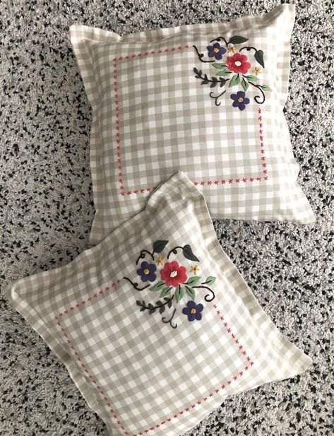 Spring Throw Pillows, Gingham Embroidery, Cross Stitch Cushion, Birds Fabric, Pillows Decorative Diy, Simple Hand Embroidery Patterns, Pillow Embroidery, Crochet Cushion Cover, Fabric Christmas Ornaments Diy