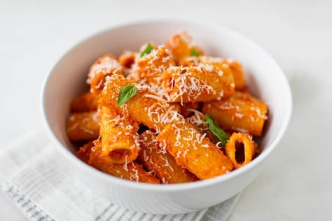 Cheese Rigatoni, Vodka Sauce Recipe, Vodka Pasta, Alla Vodka, Cottage Cheese Recipes, Food Network Canada, Vodka Sauce, Creamy Tomato Sauce, Cheese Pasta