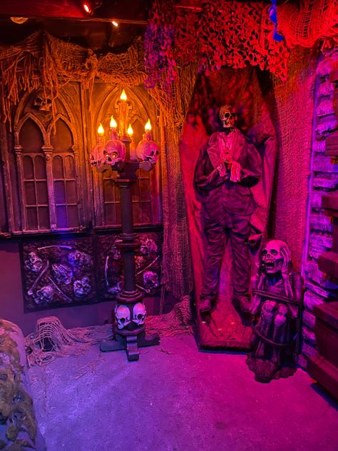 Macabre Halloween, Vampire Haunted House, Spooky Maze Ideas, Spooky Halloween House Exterior, Scary Halloween Decorations Outdoor Haunted Houses Front Yards, Spooky Basement Halloween, Haunted House Inside Decor, Haunted Basement, Dungeon Halloween