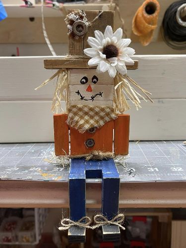 Cute little scarecrow shelf sitter Dollar Tree Jenga Block Scarecrow, Jenga Block Scarecrow, Block Scarecrow, Mini Jenga Block Crafts, Diy Halloween House Decorations, Diy Jenga Blocks Ideas, Jenga Block Crafts, Hammons Nest, Crafts Thanksgiving