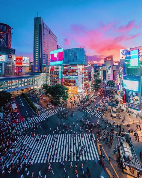 Shibuya Crossing is known as one of the bussiest intersections in the world. There are hundreds, sometimes even more than 1000 people crossing the street in all of the directions. Photos Of Japan, Tokyo Streets, Japanese Wallpaper Iphone, Shibuya Crossing, Japan Guide, Tokyo City, Trip To Japan, Japan Street, Japan Aesthetic