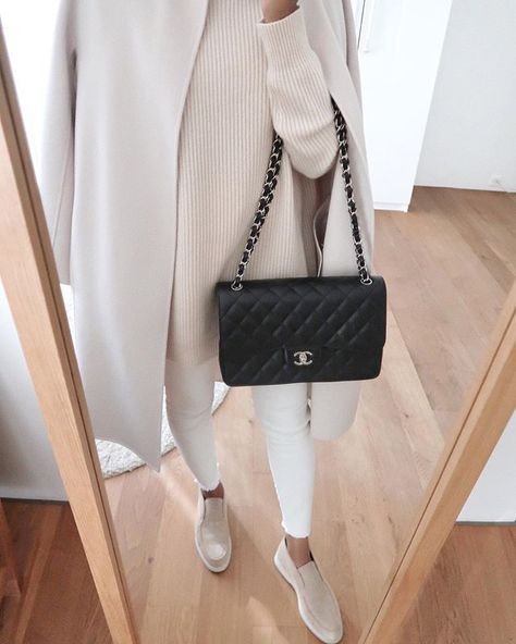 Chanel Jumbo Outfit, Loro Piana Shoes, Chanel Jumbo, Handbag Outfit, Office Outfits Women, Mommy Style, Looks Street Style, Model Beauty, Loro Piana