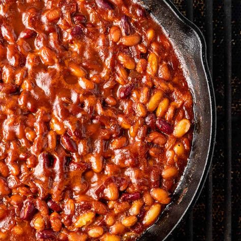 These smoked baked beans have the perfect balance of sweet and savory flavors. Make this recipe for a summer potluck or just to go with dinner! Smoker Ideas Recipes, Roast Side Dishes, Smoker Sides, Smoked Beans, Smoked Baked Beans Recipe, Smoked Sides, Smoked Baked Beans, Smoked Pork Recipes, Simple Baked Beans Recipe