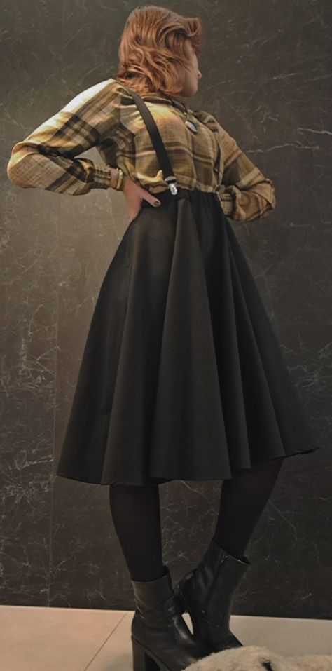 dark academia outfit fall winter art reference photo photography vintage 1950s Dark Academia, Fancy Dark Academia Outfits, Academia Witch Outfit, Christmas Academia Outfits, 1940s Dark Academia, Dark Academia Outfit Ideas Women, Fantasy Academia Outfit, Dark Acadamia Clothes Aesthetic Girl, Fem Dark Academia Outfits