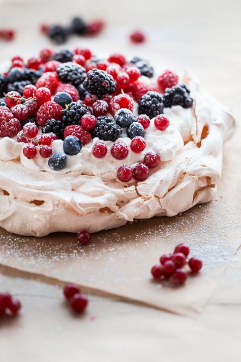 Delicious and Easy Lemon Berry Pavlova Recipe - this delicious pavlova is filled with lemon whipped cream and fresh berries! Berry Pavlova, Lemon Whipped Cream, Pavlova Dessert, Celebration Desserts, Berries And Cream, Pavlova Recipe, Elegant Desserts, Key Lime, Pavlova