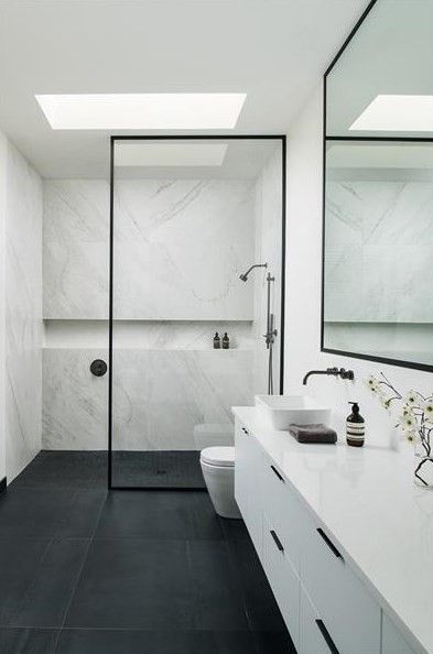 Combinatie zwart, wit en marmer Drømme Bad, Makeover Kamar Mandi, Bathroom Shower Design, Bilik Air, Bad Inspiration, Wall Niche, Bathroom Design Luxury, Marble Bathroom, Shower Screen