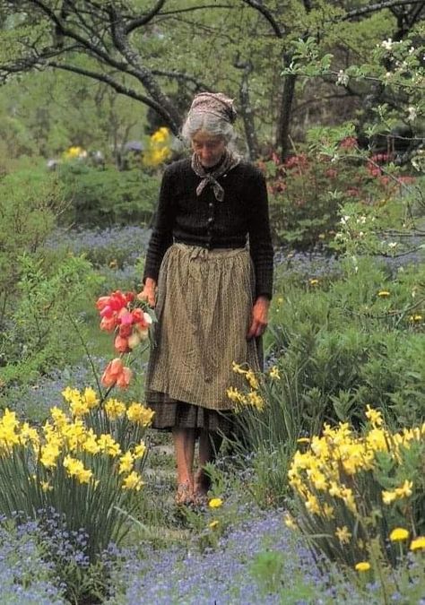 Tasha Tudor, Leo Buscaglia, The Tudors, Aesthetic Movement, Creative Gardening, Old Woman, Country Life, Fairy Garden, A Garden