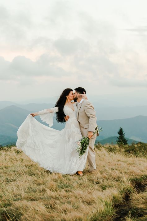 Asheville Elopement Destinations, Ashville Nc Elopement, Elope Asheville Nc, North Carolina Elopement Locations, Blue Ridge Elopement, Blue Ridge Mountain Elopement, Smokey Mountain Elopement, River Elopement, Unique Airbnbs