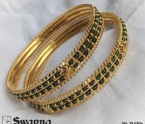 Karimani Bangle Designs, Mangalsutra Bangles, Black Bangles, Black Ornaments, Mughal Jewelry, Coral Jewelry Set, Gold Bangles Indian, Simple Gold Earrings, Gold Jewelry Outfits