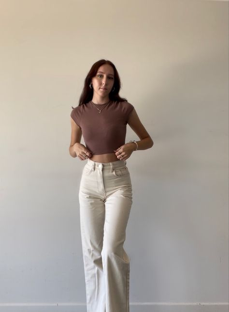 Outfit Ideas With Cream Pants, Cream Flared Jeans Outfit, Creme Jeans Outfits, Creamy Pants Outfits, Beige Pants Outfit Women Summer, Beige Jeans Outfit Summer, Cream Color Pants Outfit, Beige Pant Outfits Women, Beige Denim Pants Outfit