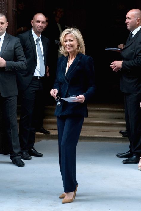 Claire Chazal : Le seau d'excréments qu'on lui a deversé sur la tête contenait de l'acide Claire Chazal Style, Winter Business Outfits, Women Entrepreneurship, French Outfit, French Word, Over 60 Fashion, 60 Fashion, Ageless Beauty, Style And Grace