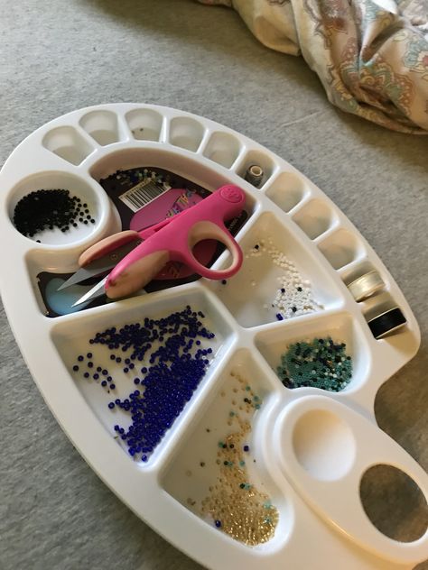 Best beading tray! Buy a paint tray from any dollar store to use for your working beads and threads Indigenous Beadwork, Paint Tray, Tray Diy, Bracelet Ideas, Diy Beads, Dollar Stores, Bead Work, Beading, Tray