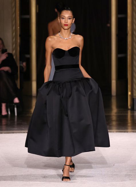 New York Fashion Week: Christian Siriano Fall 2023 Collection - Tom + Lorenzo Graduation Style, Cocktail Outfit, Designer Evening Gowns, Elegant Party Dresses, Evening Dresses Plus Size, Ankle Length Dress, Fashion Week Runway, Christian Siriano, Gowns Of Elegance