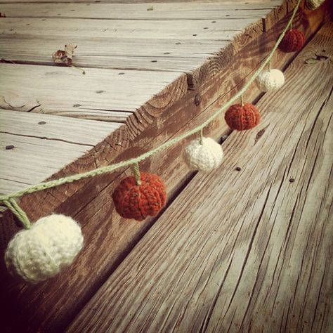 the other day i crocheted a pumpkin garland                   i was inspired by this pattern  but i changed a few things.  this is the way i... Crocheted Garland, Thanksgiving Crochet Patterns, Thanksgiving Crochet, Garland Halloween, Crochet Bunting, Crochet Garland, Pumpkin Garland, Crocheted Patterns, Fall Crochet Patterns