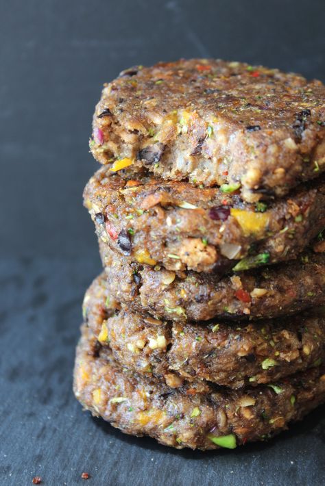 Rainbow Black bean and mushroom vegi burgers.  Getting all your vegis in, five of your five! Veggie Burger Recipe Vegan, Burger With Mushrooms, Mushroom Burger Recipe, Cauliflower Burger, Black Bean Burrito, Homemade Veggie Burgers, Mix Vegetable, Mushroom Broccoli, Vegetable Burger