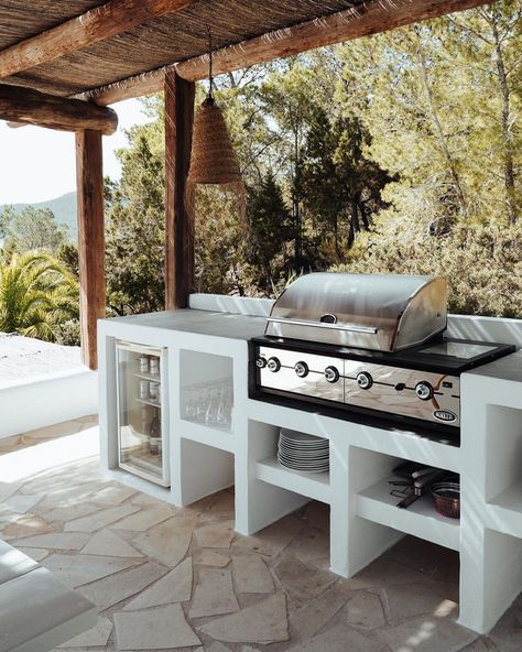 CASA PURA VIDA | Do you feel invited to cook in this outdoor kitchen? Send us a message to book your holiday! ——— #arquitectura #arquitecture… | Instagram Mediterranean Outdoor Kitchen Ideas, Small Barbecue Area, Outdoor Concrete Kitchen, Cycladic House, Pergola Kitchen, Concrete Outdoor Kitchen, Backyard Guest Houses, Bbq Bar, Outdoor Bbq Area