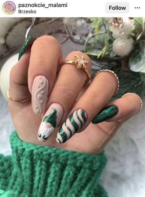 Kutek Disney, December Nails, Cute Christmas Nails, Christmas Gel Nails, Almond Nail, Christmas Green, Xmas Nails, Christmas Nail Designs, Nail Arts