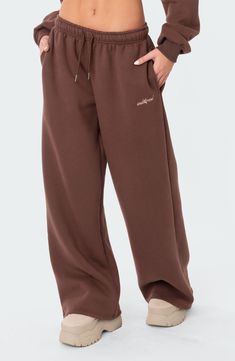 Brown Sweatpants Outfits, Wide Sweatpants, Brown Sweatpants, Sweatpants Outfits, Dress Out, Tips Tricks, Pair Of Pants, Girls Fashion, Womens Sweatpants