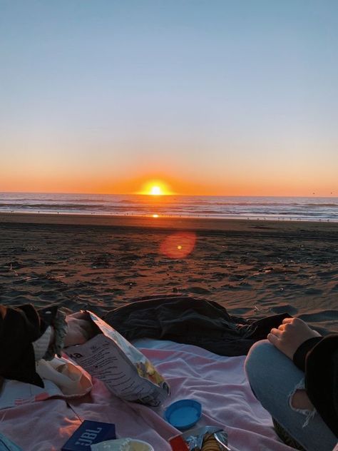 Sunbathing Aesthetic, Aesthetic Couple Photoshoot, Beach Sunbathing, Dp Couple, Aesthetic Summer Beach, Summer Beach Vibes, Cute Relationship, Goals Couple, Photoshoot Couple