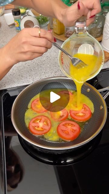 @eatinghealthytoday on Instagram: "Easy & delicious breakfast tortilla wrap! 😍
(via: @the.shaba.kitchen)

Ingredients:
Tomatoes
Egg
Tortilla
Cheese
Chopped Baked Spinach
Avocado

#healthyrecipes #easyrecipes #healthyfood #easyrecipe #mealprep #breakfast #highprotein #foodie #recipe #avocado" Cherry Tomatoes Feta, The Shaba Kitchen, Spinach Mozzarella, Egg Tortilla, Breakfast Tortilla, Philadelphia Torte, Spinach Egg, Enjoy Your Meal, Balanced Breakfast