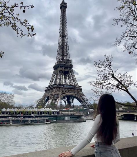 Paris France Eiffel Tower picture Picture In Front Of Eiffel Tower, Paris Eiffel Tower Photo Ideas, Photo Idea In Paris, Eiffel Photo Ideas, Paris Effil Tower Pictures, Paris Photo Inspiration, Eiffel Tower Poses, Eiffel Tower Pics, Eiffel Tower Photo Ideas